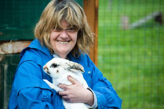 Bewohnerin mit Kaninchen im Arm