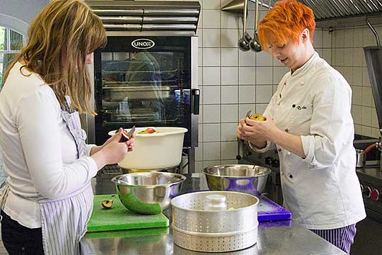 Köchin und Bewohnerin in der Großküche in Bosse